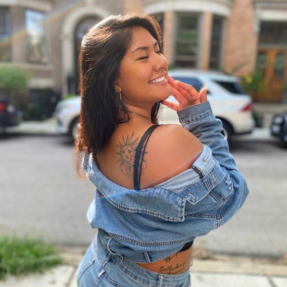 Profile Picture of Genielynn Palacios (@geniee123) on Poshmark