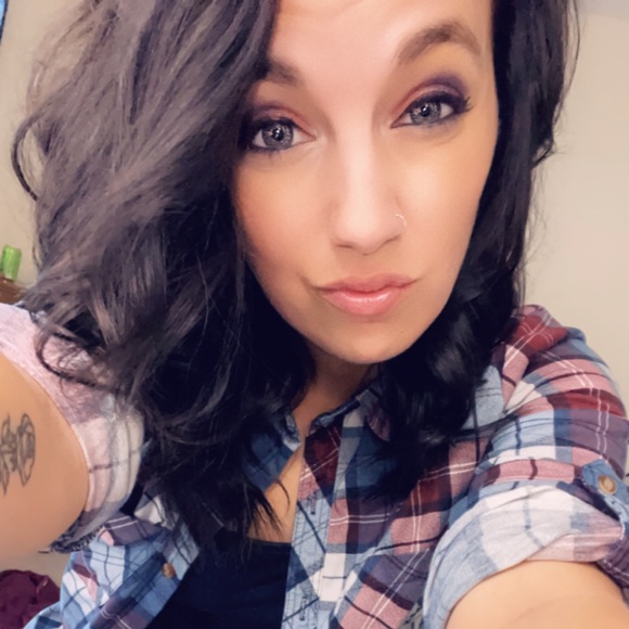 Profile Picture of Cassandra Bunnell (@cassandrabunnel) on Poshmark