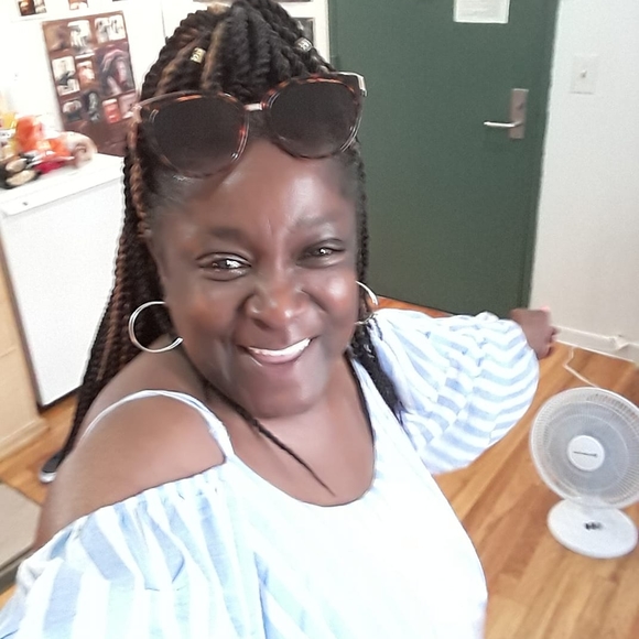 Profile Picture of Sharon Suida (@sharonsuida) on Poshmark