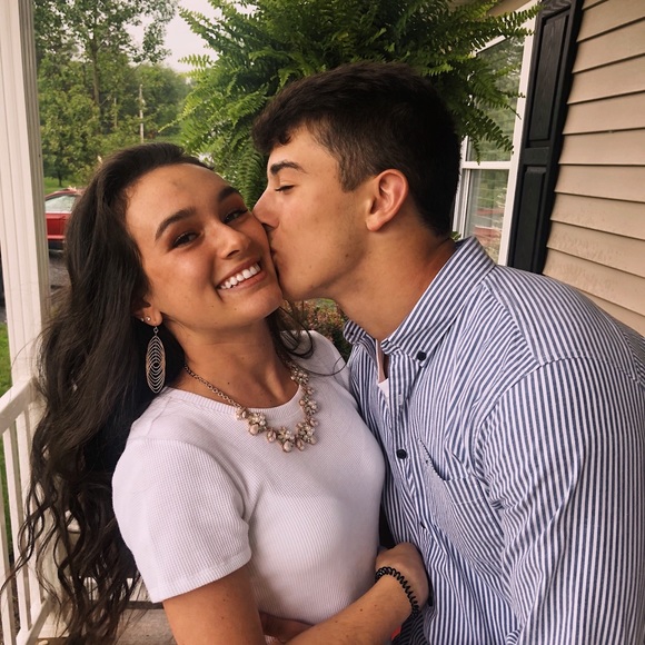 Profile Picture of Jenna Arnold (@jenna_arnold_) on Poshmark