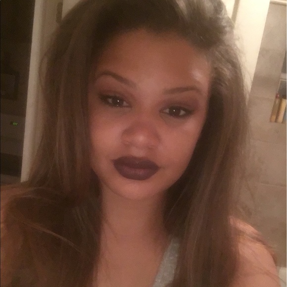 Profile Picture of Desyree Neville (@dezzieneville77) on Poshmark