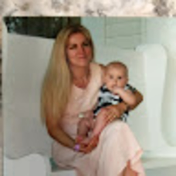 Profile Picture of Lisa nanette Kirkpatrick (@lisaapril1960) on Poshmark