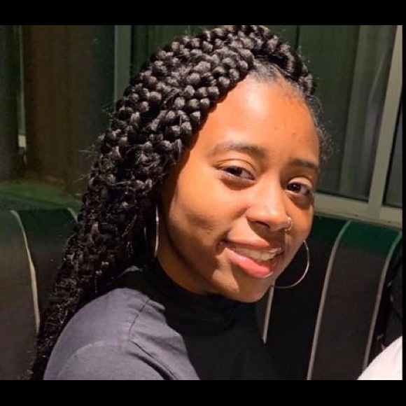 Profile Picture of Marionna Claytor (@moclaytor) on Poshmark