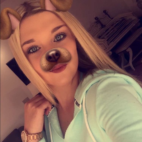 Profile Picture of Abby Achorn (@abbyachorn4) on Poshmark