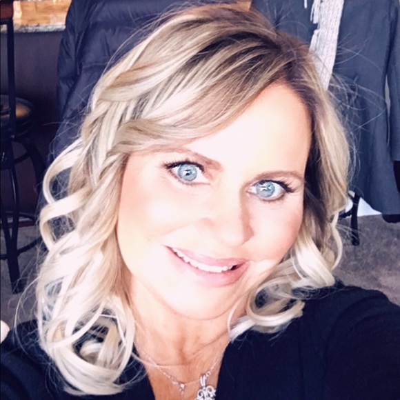 Profile Picture of Lisa Scarpino (@lscarp01) on Poshmark