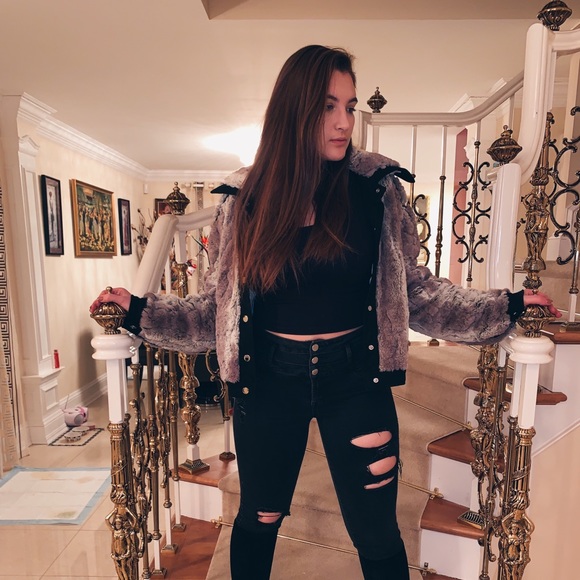 Profile Picture of Izabella Groysman (@igroysman) on Poshmark