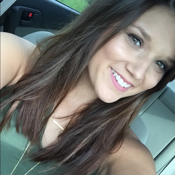 Profile Picture of Alexis Verdin (@averdin12) on Poshmark