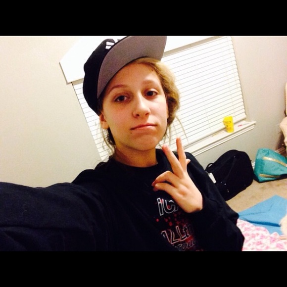 Profile Picture of Ellie Dennen (@ellie_dennen) on Poshmark