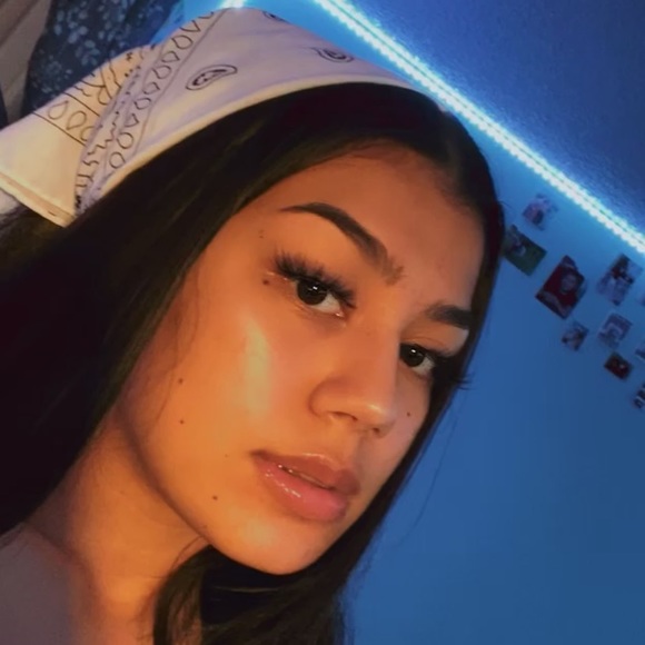 Profile Picture of Grazie Zeiger (@graziemz) on Poshmark