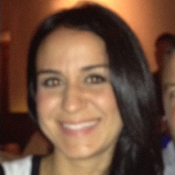 Profile Picture of Carolyn Mattox (@cetyemezian) on Poshmark