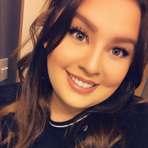 Profile Picture of Haley Halterman (@haleyhalterman) on Poshmark