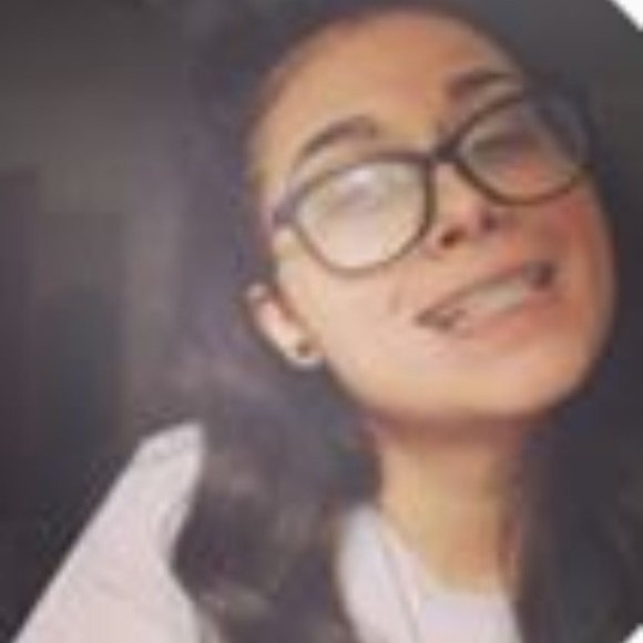 Profile Picture of Bella Deleon (@g_butterfliess) on Poshmark