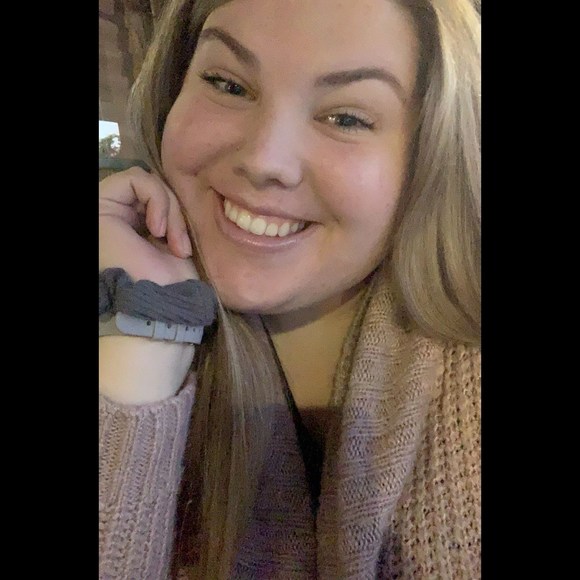Profile Picture of Alyssa Badders (@alyssabadders) on Poshmark