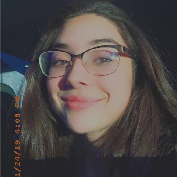 Profile Picture of Nay Rosenau (@nayrosenau) on Poshmark