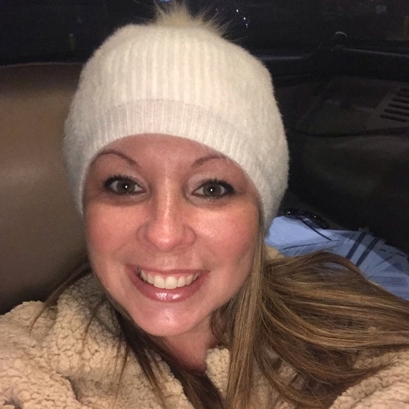 Profile Picture of Tiffany Pinnon (@tiffanyp1985) on Poshmark