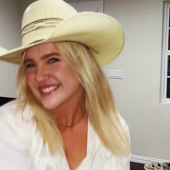 Profile Picture of Kate Stanford (@kateastanford) on Poshmark