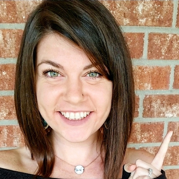 Profile Picture of Brooke Melot (@brookeclaire) on Poshmark