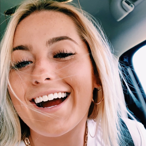 Profile Picture of Lexi Zambrzycki (@lexizambrzycki) on Poshmark