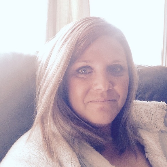 Profile Picture of Lisa Barrett (@lmbarrett) on Poshmark