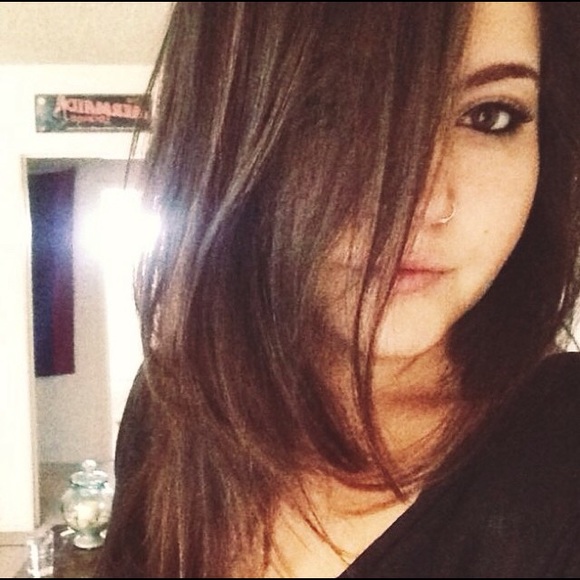 Profile Picture of Laura Pavlakovich (@laurapav) on Poshmark