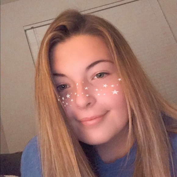 Profile Picture of Caroline Chandler (@car0linee) on Poshmark