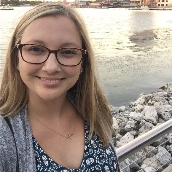 Profile Picture of Erin Shoop (@taylor_shoop) on Poshmark