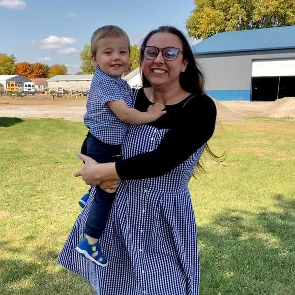 Profile Picture of Alexa Uhlry (@lexie_loo) on Poshmark