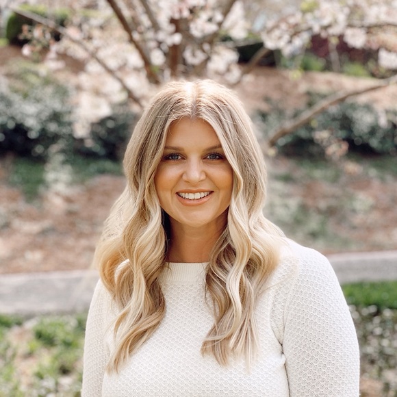 Profile Picture of Sarah Tomeck (@stomeck) on Poshmark