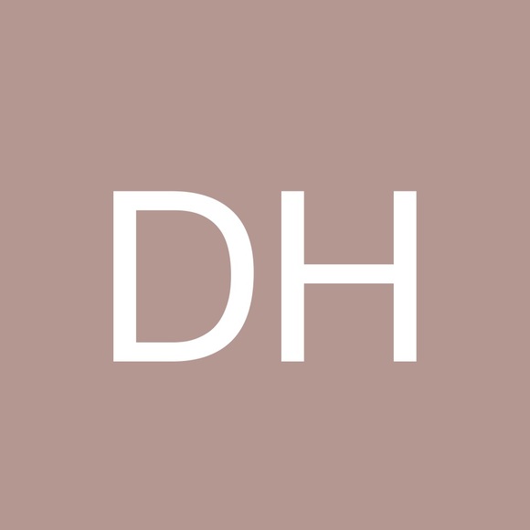 Profile Picture of Deanna Hensley (@deanna0000000) on Poshmark