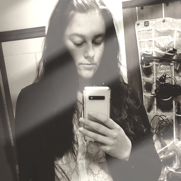 Profile Picture of Angie Kozell (@angiesnails29) on Poshmark