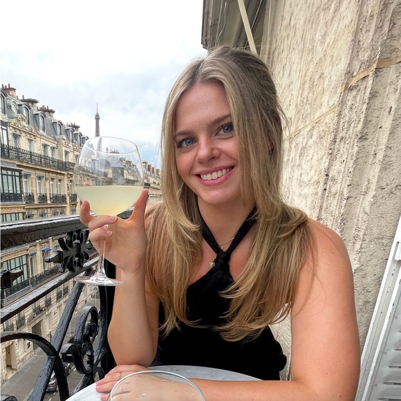 Profile Picture of Kim Falk (@kimjerz) on Poshmark