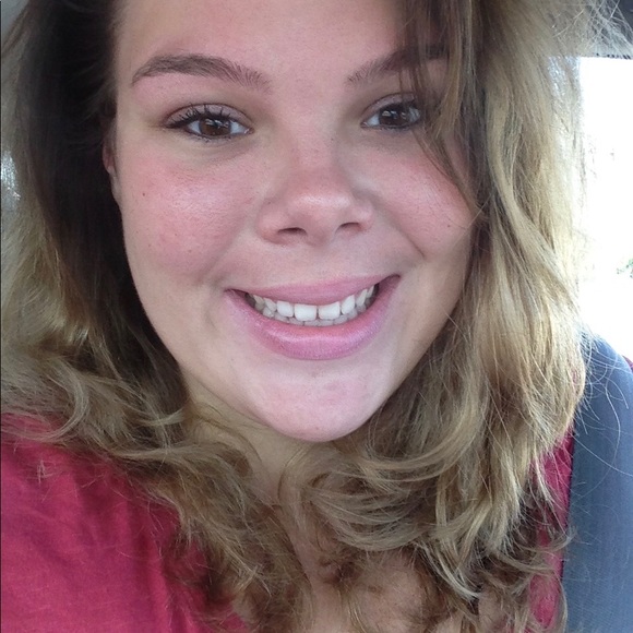 Profile Picture of Erin Farrell (@erinelisabeth26) on Poshmark