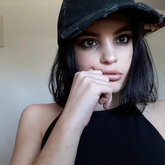 Profile Picture of Abbey Clayton (@abbey_011) on Poshmark