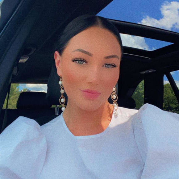 Profile Picture of Elizabeth Vasilchuk (@elizabeth_vk) on Poshmark