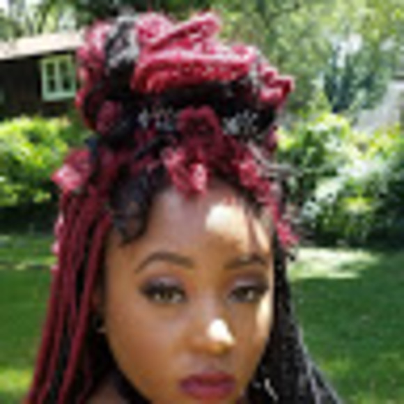 Profile Picture of Cecily Barron (@cecilybarron) on Poshmark