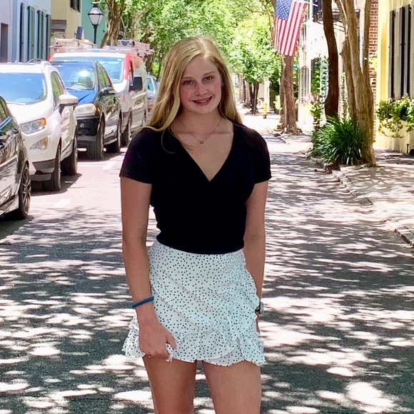 Profile Picture of Ella Deitch (@ellabooski) on Poshmark