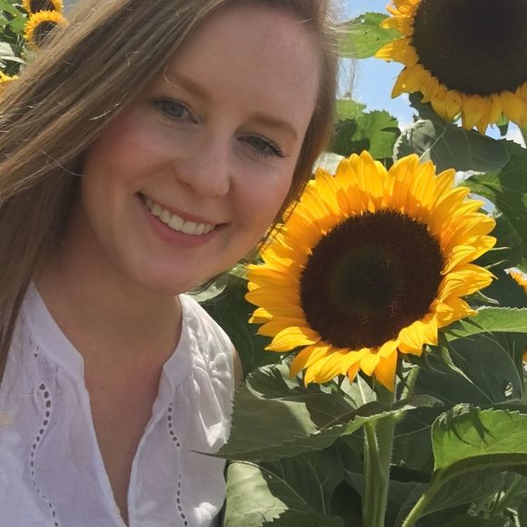 Profile Picture of Emily Olearczyk (@emilyolearczyk) on Poshmark