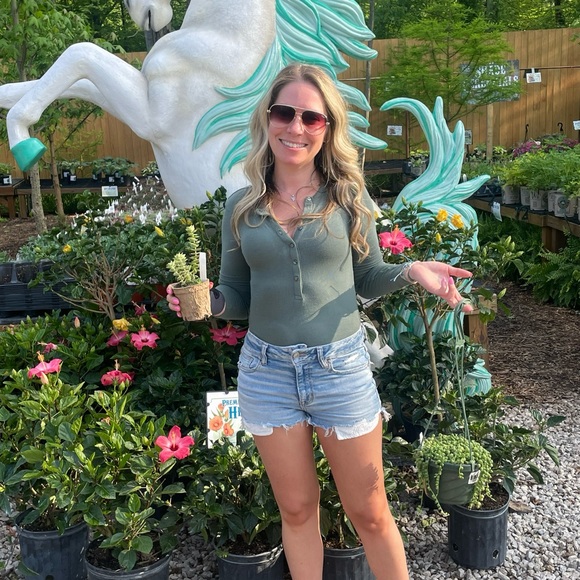 Profile Picture of Taylor Scarnato (@tscarnat) on Poshmark