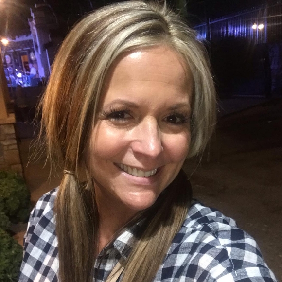 Profile Picture of Jacquie Happoldt (@jacquiehappoldt) on Poshmark