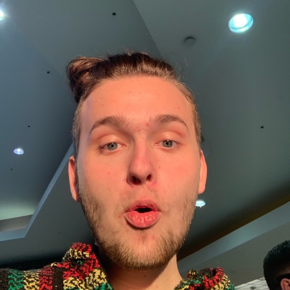 Profile Picture of Daniel Barlow (@danielbarlow320) on Poshmark