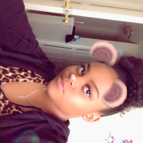 Profile Picture of Vivian Foster (@vivsterr) on Poshmark