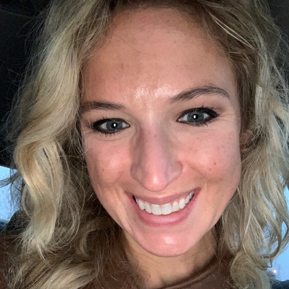 Profile Picture of Tori Wilson (@vewidmd) on Poshmark
