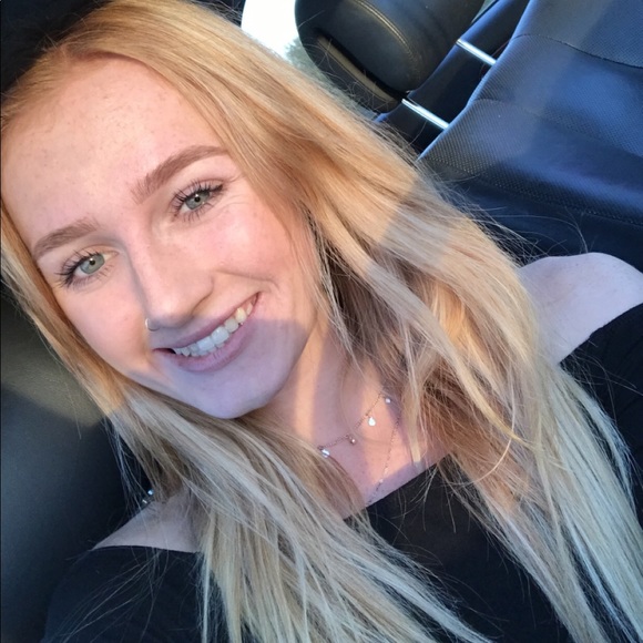 Profile Picture of Adri Safford (@adrisafford) on Poshmark
