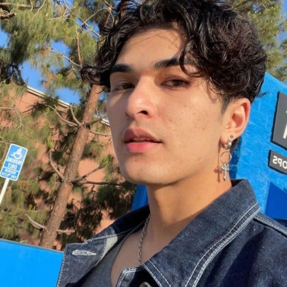Profile Picture of Noah Teymouraz (@noahteymouraz) on Poshmark