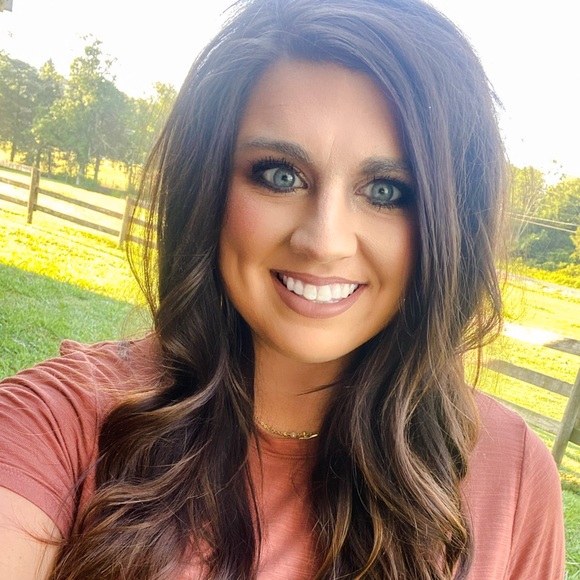 Profile Picture of Abbey Best (@acbest22) on Poshmark