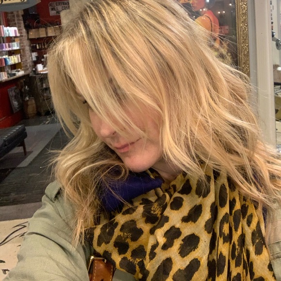 Profile Picture of Tara Amelchenko (@gallerina77) on Poshmark
