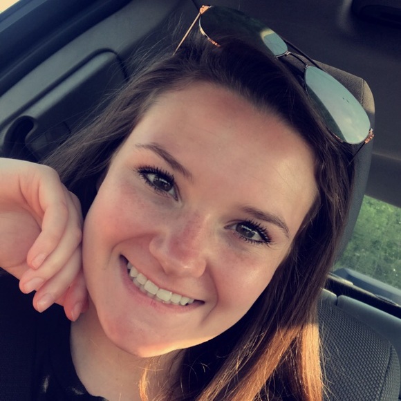 Profile Picture of Bailey Brenton (@bailey_brenton) on Poshmark