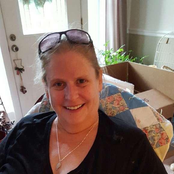 Profile Picture of Jill Engle (@jilleengle) on Poshmark