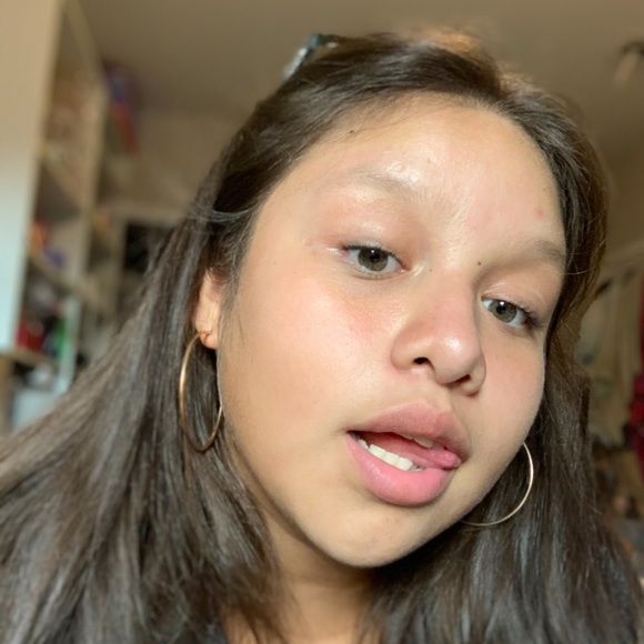 Profile Picture of Elisa Povea (@elisapovea) on Poshmark