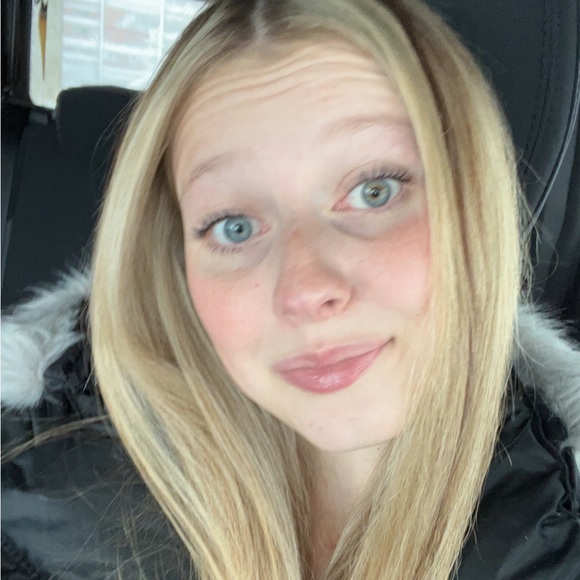 Profile Picture of Ella Chartier (@e_chartier) on Poshmark